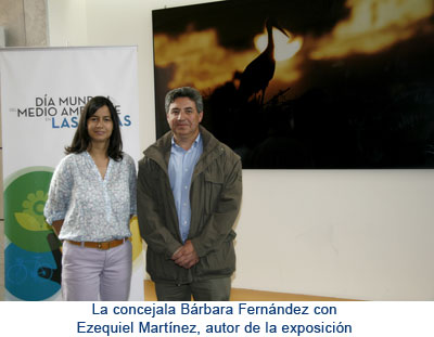 La concejal Bárbara Fernández con Ezequiel Martínez, autor de la exposición