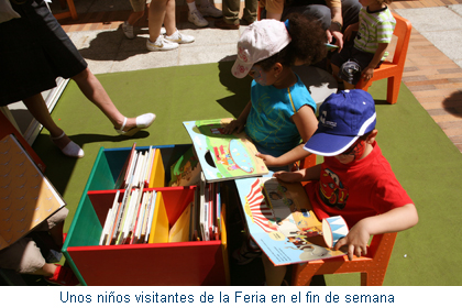 Unos niños visitantes de la Feria en el fin de semana