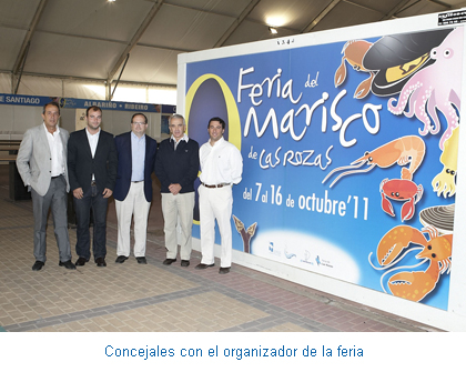Concejales con el organizador de la feria