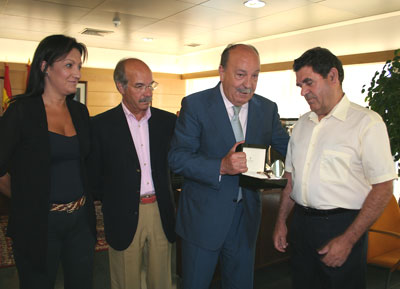 Fernando Gómez recibe su reloj de jubilación