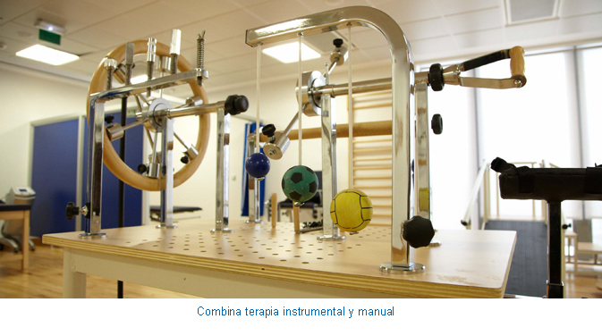 Combina terapia instrumental y manual