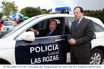 El Alcalde con el Concejal de Seguridad en uno de los nuevos vehículos