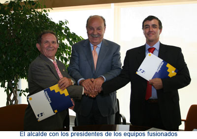 El alcalde con los presidentes de los equipos fusionados