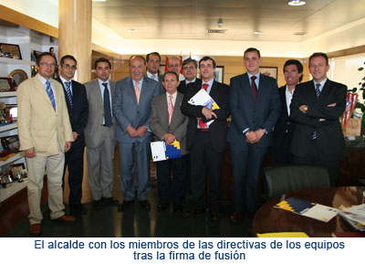 El alcalde con los miembros de las directivas de los equipos tras la firma de la fusión
