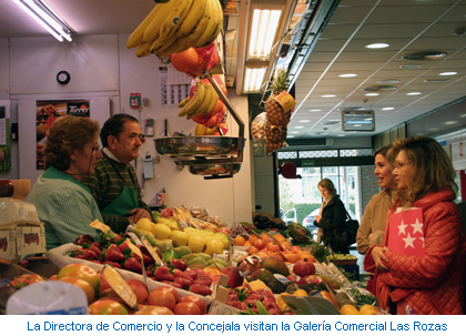 La Directora de Comercio y la Concejala visitan la Galería Comercial Las Rozas
