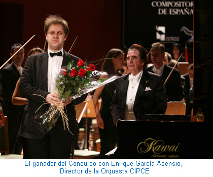 El ganador del concurso con Enrique García Asensio, Director de la Orquesta CIPCE