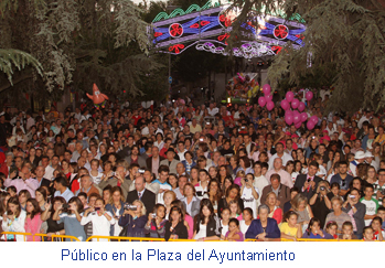 Público en la plaza del Ayuntamiento