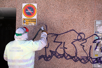 Operario borra graffitis