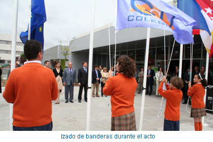 Izado de banderas durante el acto