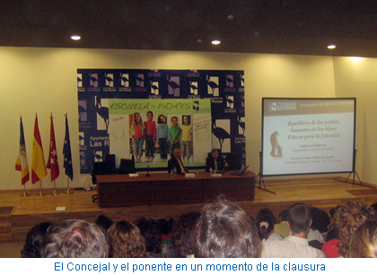 El Concejal y el ponente en un momento de la clausura