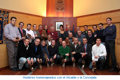 Hombres homenajeados con el Alcalde y la Concejala