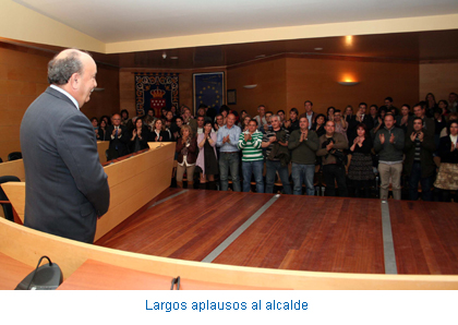 Largos aplausos al alcalde