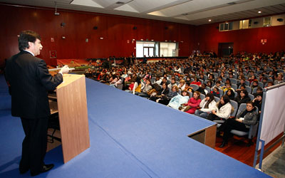 Un momento de la conferencia de Javier Urra ante un auditorio lleno