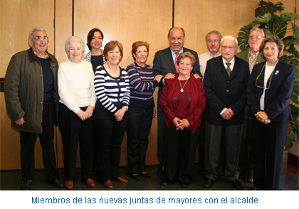Miembros de las nuevas juntas de mayores con el alcalde