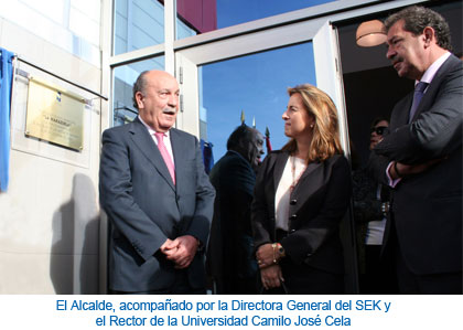 El Alcalde, acompañado por la Directora General del SEK y el Rector de la Universidad Camilo José Cela