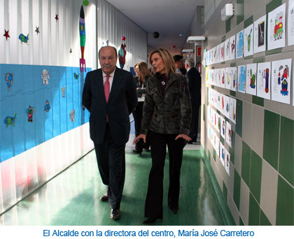 El Alcalde con la directora del centro, María José Carretero