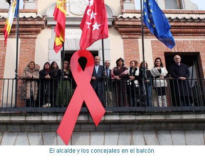El alcalde y los concejales en el balcón