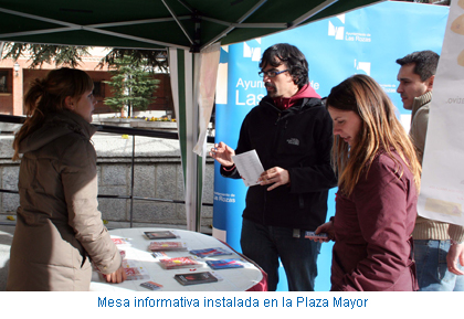 Mesa informativa instalada en la Plaza Mayor
