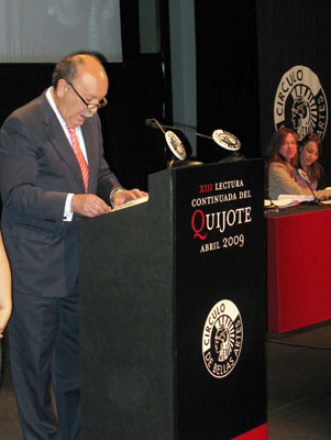 El Alcalde en el momento de la lectura del Quijote
