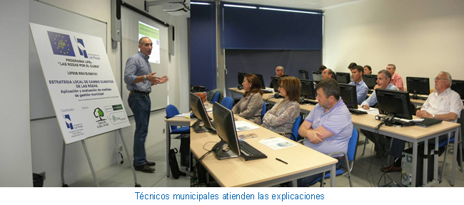 Técnicos municipales atienden las explicaciones
