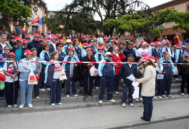 La concejal Mercedes Piera dando salida a la marcha de mayores