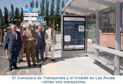 El Consejero de Transportes y el Alcalde de Las Rozas visitan una marquesina