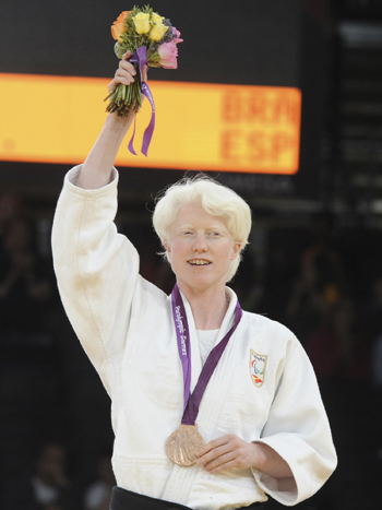 Marta Arce con su medalla