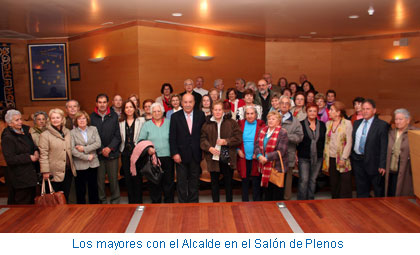 Los mayores con el Alcalde en el Salón de Plenos