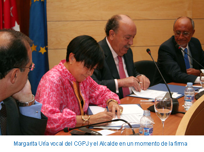 Margarita Uría vocal del CGPJ y el Alcalde en un momento de la firma