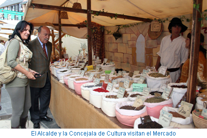 El Alcalde y la Concejala de Cultura visitan el Mercado