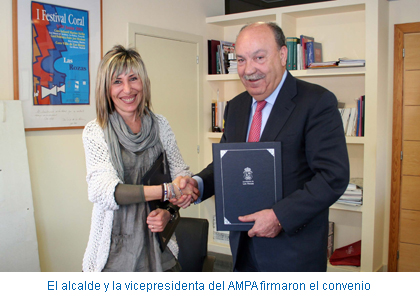 El alcalde y la vicepresidenta del AMPA firmaron el convenio