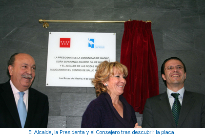 El Alcalde, la Presidenta y el Consejero tras descubrir la placa