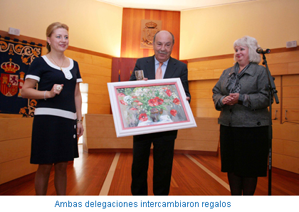 Ambas delegaciones intercambiaron regalos