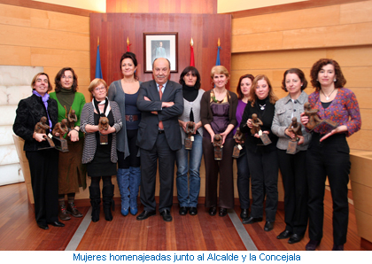 Mujeres homenajeadas junto al Alcalde y la Concejala
