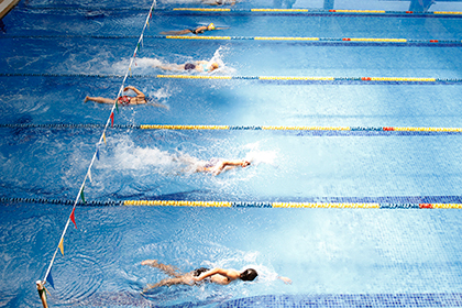 Natación en la piscina de Navalcarbón