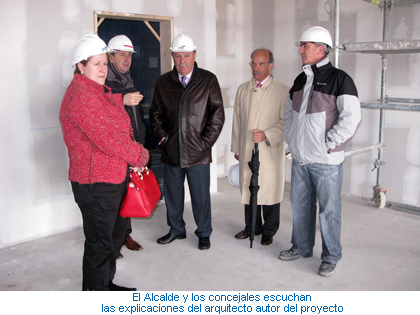 El Alcalde y los concejales escuchan las explicaciones del arquitecto autor del proyecto