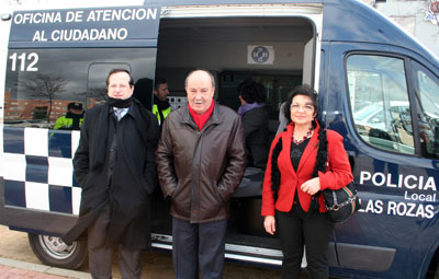 El Alcalde (bufanda roja), saludó al primer vecino que presentó una queja en la nueva oficina móvil