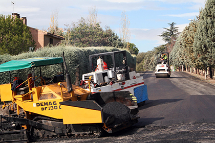 Operarios trabajando en el asfaltado de una calle de Las Rozas