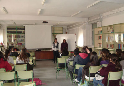 Sesión de orientación laboral en un instituto