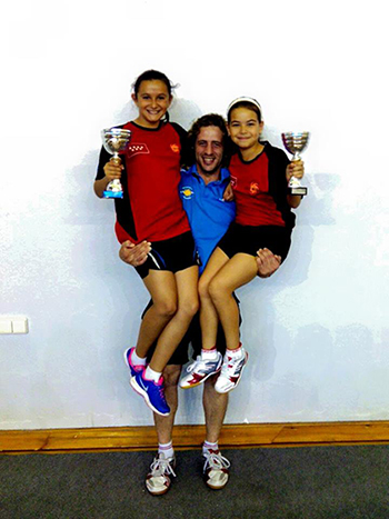 Las triunfadoras y su entrenador