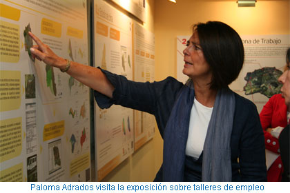 Paloma Adrados visita la exposición sobre talleres de empleo