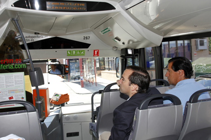 Alcalde y consejero en uno de los autobuses