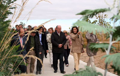 El Alcalde recorre el nuevo parque en compañía de concejales y técnicos