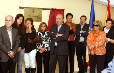 La familia de Pérez de La Riva y concejales del Ayuntamiento al descubrir la placa del Centro Cultural