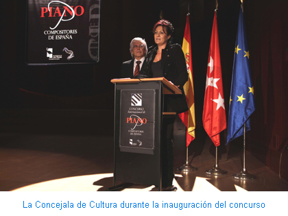 La Concejala de Cultura durante la inauguración del concurso