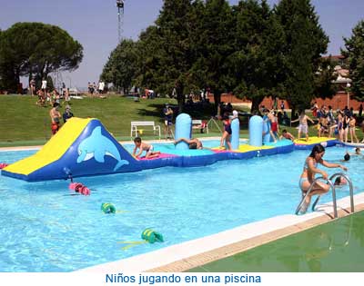 Niños jugando en una piscina