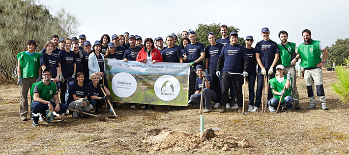Los voluntarios que han realizado la plantación