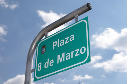 Placa de la plaza recientemente bautizada como 8 de marzo