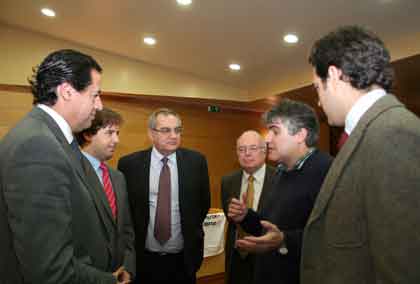 Alcalde y concejales conversan con el hermano de Payá