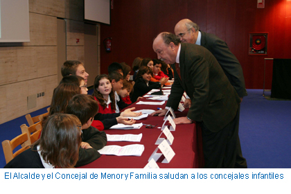 El Alcalde y el Concejal de Menor y Familia saludan a los concejales infantiles